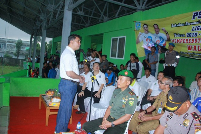 Walikota Jambi, H Syarif Fasha, secara resmi membuka lansung Sepakbola Liga PSSI 